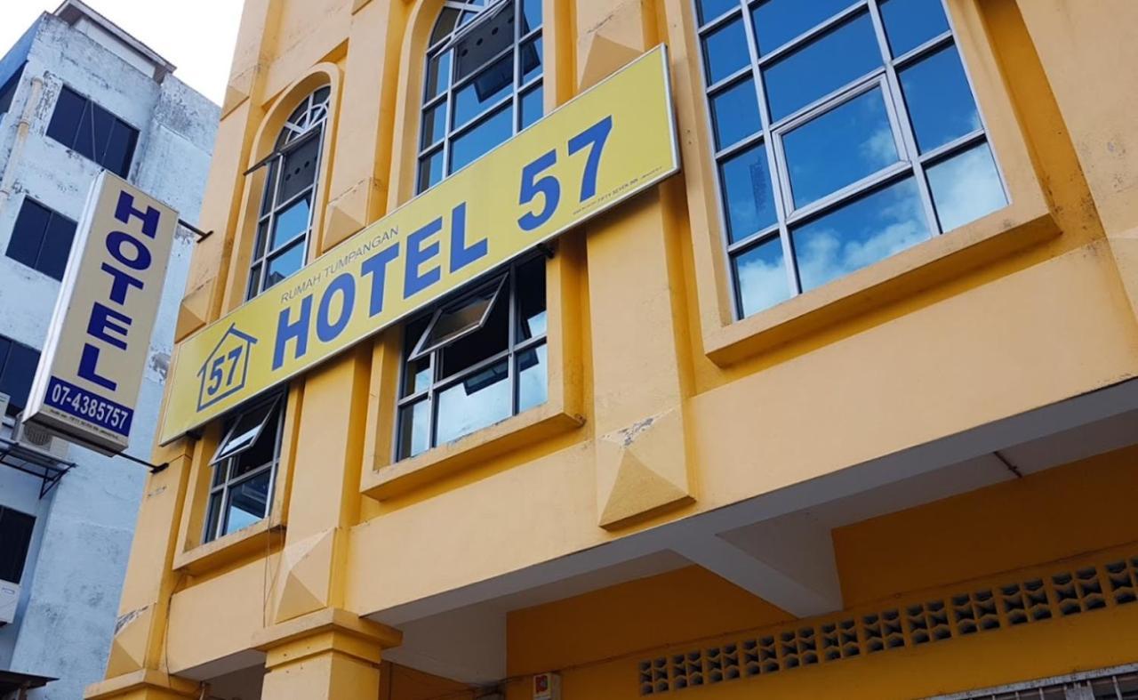 Fifty Seven Inn Batu Pahat Bagian luar foto