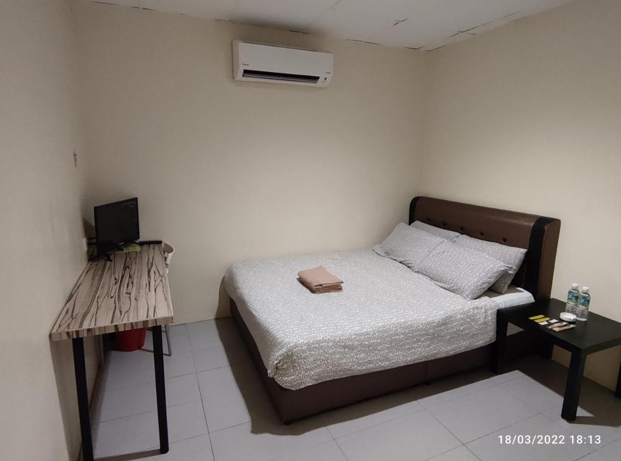 Fifty Seven Inn Batu Pahat Bagian luar foto